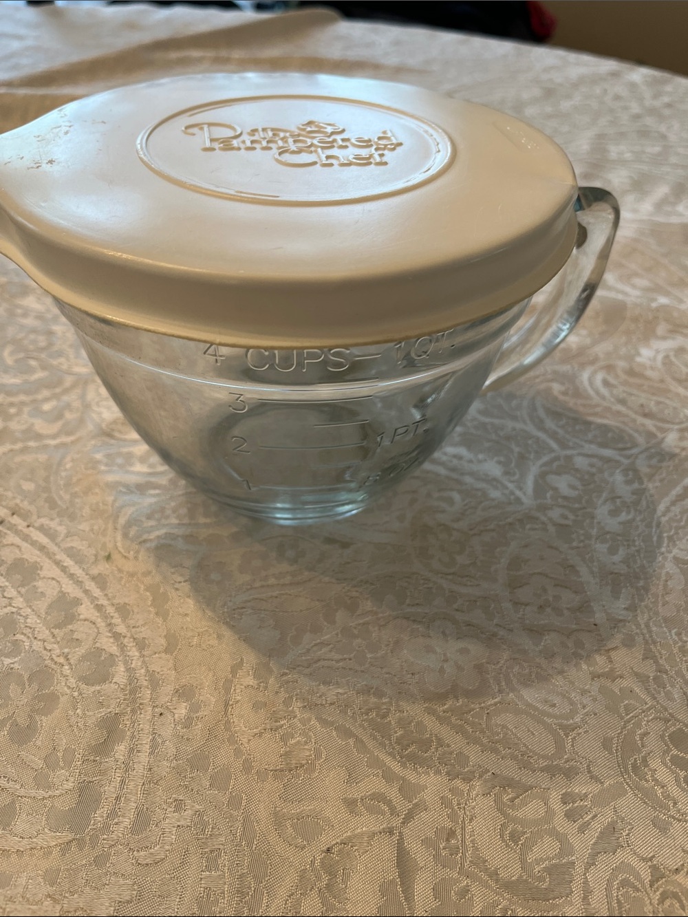 Pampered Chef 4-cup (1-quart) glass measuring and mixing batter bowl with a whit